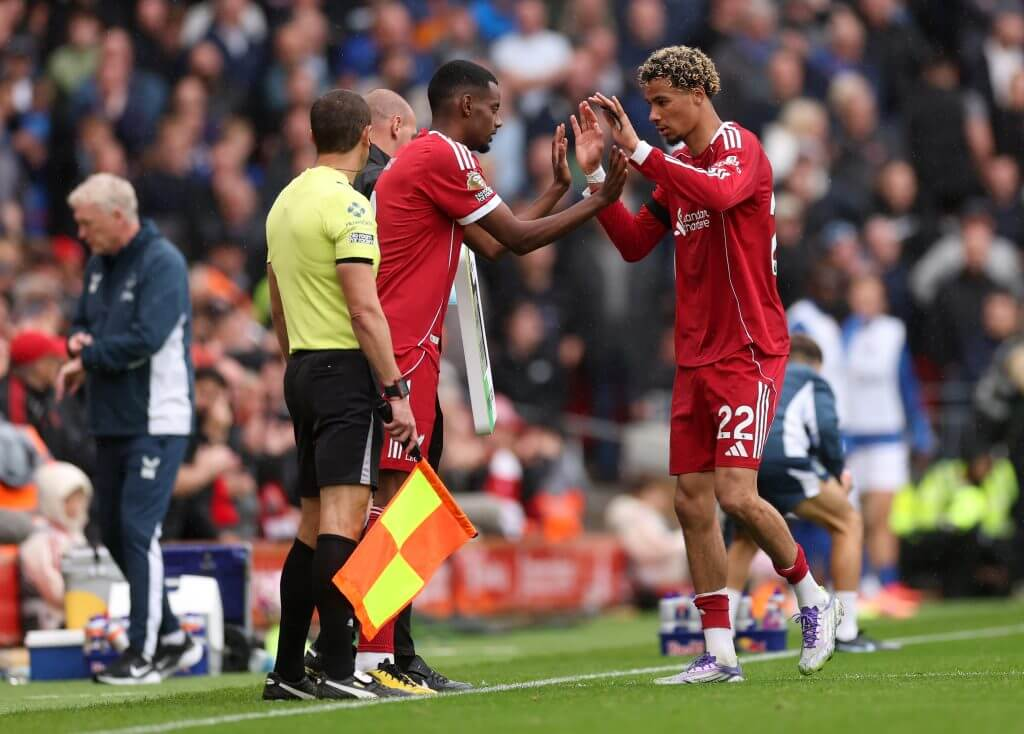 قانون پنج تعویض در فوتبال بیشتر به سود تیم‌های ثروتمند است. 